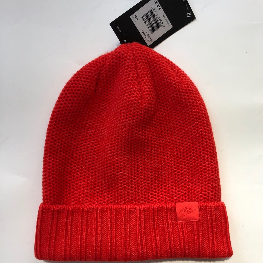 New with tags NIKE UNISEX BEANIE WITH LOGO IN RED - Picture 2 of 4